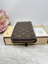 Load image into Gallery viewer, Zippy Monogram Wallet SKU6561