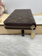 Load image into Gallery viewer, Zippy Monogram Wallet SKU6561