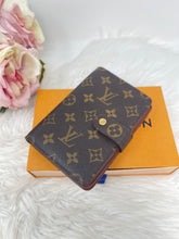 Load image into Gallery viewer, Compact Monogram SKU6567