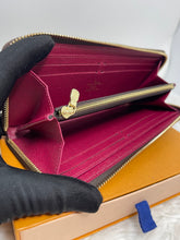 Load image into Gallery viewer, Clemence Wallet SKU6602