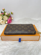 Load image into Gallery viewer, Louis Vuitton Zippy Wallet Monogram SKU6706