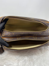 Load image into Gallery viewer, Louis Vuitton Reporter PM SKU6735