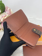 Load image into Gallery viewer, Compact Monogram SKU6567