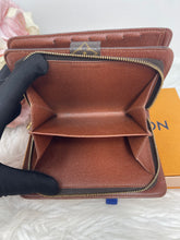 Load image into Gallery viewer, Compact Monogram SKU6567