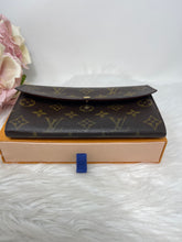 Load image into Gallery viewer, Louis Vuitton Sarah Wallet SKU6626