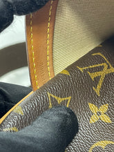 Load image into Gallery viewer, Louis Vuitton Reporter PM SKU6735