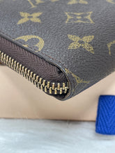 Load image into Gallery viewer, Louis Vuitton Zippy Wallet Midsize Monogram SKU6704