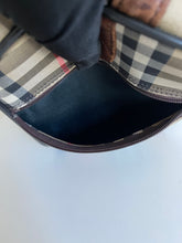 Load image into Gallery viewer, Burberry Boston 40 SKU6411