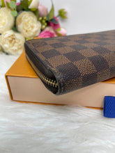 Load image into Gallery viewer, Louis Vuitton Zippy Damier Ebene SKu6716