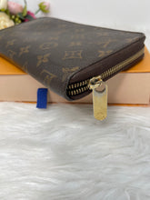 Load image into Gallery viewer, Louis Vuitton Zippy Organizer Monogram SKU6707