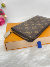 Load image into Gallery viewer, Louis Vuitton Zippy Wallet Monogram SKU6708
