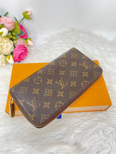 Load image into Gallery viewer, Louis Vuitton Zippy Organizer Monogram SKU6707