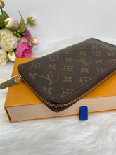 Load image into Gallery viewer, Louis Vuitton Zippy Organizer Monogram SKU6707