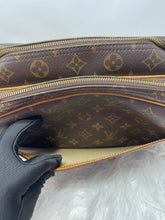Load image into Gallery viewer, Louis Vuitton Reporter PM SKU6735