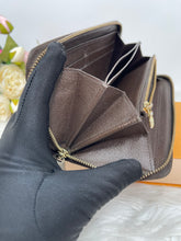 Load image into Gallery viewer, Louis Vuitton Zippy Damier Ebene SKu6716