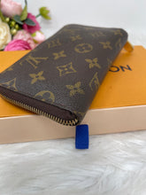 Load image into Gallery viewer, Louis Vuitton Zippy Wallet Midsize Monogram SKU6704