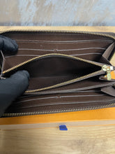 Load image into Gallery viewer, Louis Vuitton Zippy Wallet SKU6895
