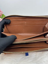 Load image into Gallery viewer, Zippy Wallet SKU6617