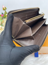 Load image into Gallery viewer, Louis Vuitton Zippy Damier Ebene SKu6716
