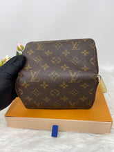 Load image into Gallery viewer, Louis Vuitton Zippy Wallet Midsize Monogram SKU6704
