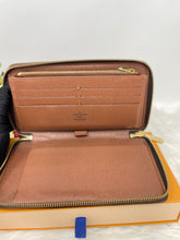 Load image into Gallery viewer, Louis Vuitton Zippy Organizer Monogram SKU6707