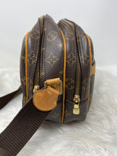 Load image into Gallery viewer, Louis Vuitton Reporter PM SKU6735