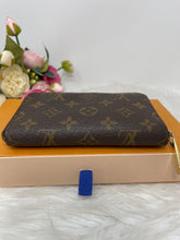 Load image into Gallery viewer, Louis Vuitton Zippy Wallet Midsize Monogram SKU6704