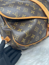 Load image into Gallery viewer, Louis Vuitton Saumur 35 SKU6654