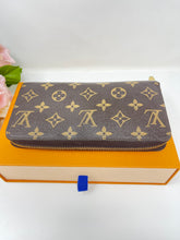 Load image into Gallery viewer, Louis Vuitton Zippy Long Wallet SKU9010