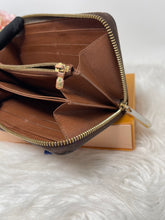 Load image into Gallery viewer, Zippy Wallet SKU6617