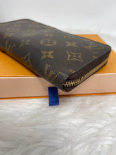 Load image into Gallery viewer, Zippy Wallet SKU6617
