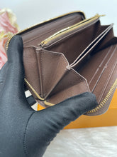 Load image into Gallery viewer, Zippy Wallet DE SKU6419