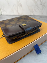 Load image into Gallery viewer, Compact DE Wallet SKU6495