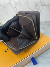 Load image into Gallery viewer, Compact DE Wallet SKU6495