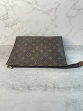Load image into Gallery viewer, Toiletry 26 Monogram SKU6486