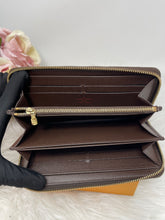 Load image into Gallery viewer, Zippy Wallet DE SKU6419