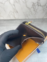 Load image into Gallery viewer, Compact DE Wallet SKU6495