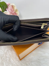 Load image into Gallery viewer, Zippy Wallet DE SKU6418