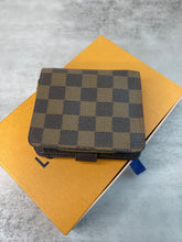 Load image into Gallery viewer, Compact DE Wallet SKU6495
