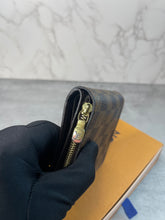 Load image into Gallery viewer, Compact DE Wallet SKU6495