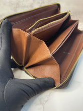 Load image into Gallery viewer, Zippy Wallet SKU6464