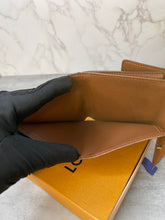 Load image into Gallery viewer, Elise Compact SKU6488