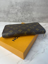 Load image into Gallery viewer, Zippy Wallet SKU6464