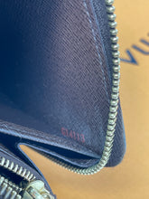 Load image into Gallery viewer, Zippy Wallet DE SKU6418