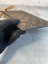 Load image into Gallery viewer, Neverfull Pouch SKU6461