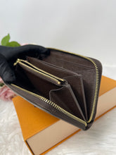 Load image into Gallery viewer, Zippy Wallet DE SKU6418