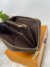Load image into Gallery viewer, Zippy Wallet DE SKU6419