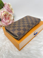 Load image into Gallery viewer, Zippy Wallet DE SKU6418