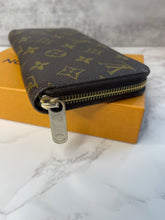 Load image into Gallery viewer, Zippy Wallet SKU6464