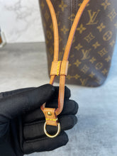 Load image into Gallery viewer, Neverfull MM Pivione SKU6528A